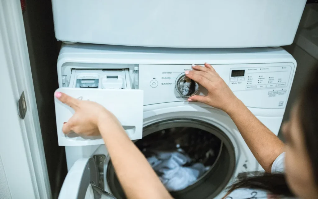 Szuflada na detergent i uszczelka pralki: jak usunąć osad?