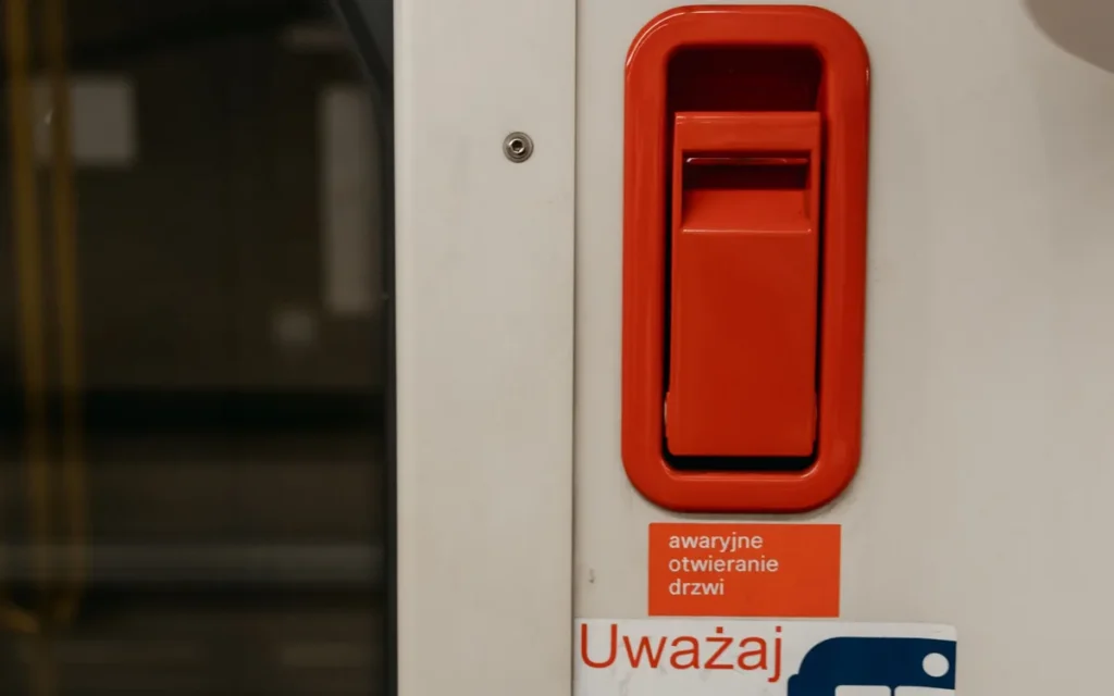 Jak złożyć drzwiczki i uniknąć pęknięcia szyby?