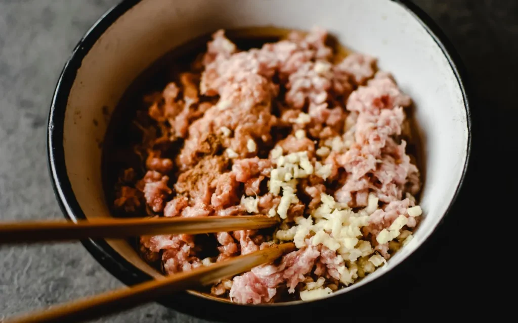 Jak formować kotlety mielone, aby się nie rozpadały?