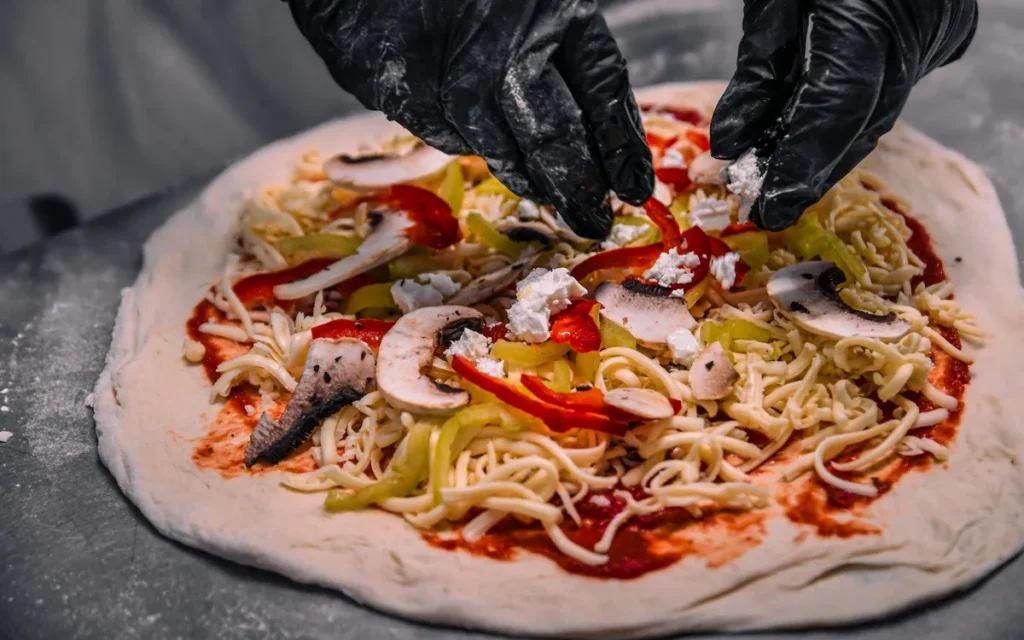 Dodatki do pizzy: ile sera i sosu użyć
