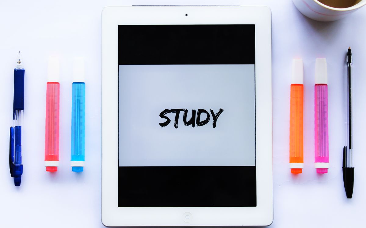 Study setup with tablet and colored pens enhancing a learning environment.
